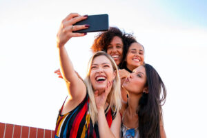 realme en Perú: Tips para que todos salgan bien en un selfie grupal