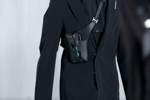 realme debuta en la semana de la moda de París con el primer bolso para pecho para smartphones