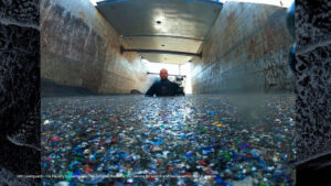 Conoce al hombre que convierte los desechos plásticos que se destinarían al océano en algo positivo con macetas