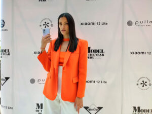 Finalistas de “Model of The Year” lucieron el Xiaomi 12 Lite, el smartphone ultradelgado