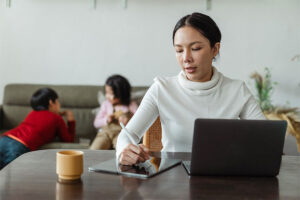 !Ay mamá! Solo el 46% de las mujeres protege los dispositivos inteligentes del hogar kaspersky