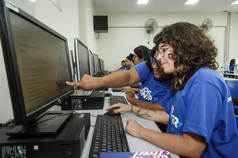 Inician las clases en programación de Ford