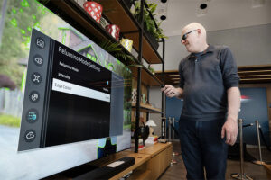 Cómo los televisores Samsung y RNIB están estableciendo un nuevo punto de referencia para la tecnología accesible