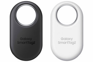 Samsung anunció hoy el nuevo Galaxy SmartTag2, que se lanzará oficialmente a nivel mundial este 11 de octubre. El nuevo dispositivo trae mejoras a la línea Galaxy SmartTag, habilitando formas más inteligentes de realizar un seguimiento eficiente a tus objetos de valor. Cabe resaltar que las mejoras a nivel de diseño y usabilidad ofrecen muchas más oportunidades de uso para el dispositivo. "Constantemente buscamos formas de hacer que la vida de las personas sea más cómoda a través de las innovaciones líderes en la industria de Samsung Galaxy", dijo Jaeyeon Jung, Vicepresidente Ejecutivo y Director de SmartThings en el Device Platform Center de Samsung Electronics. “Con Galaxy SmartTag2, queremos asegurarnos de que los usuarios de Samsung Galaxy puedan encontrar sus pertenencias de una manera fácil e intuitiva. Con una experiencia de búsqueda mejorada y una mayor duración de la batería, Galaxy SmartTag2 brindará a los usuarios mayor tranquilidad durante más tiempo y en más situaciones. Las funciones intuitivas hacen que encontrar objetos perdidos sea más fácil que nunca El nuevo Modo Lost de Galaxy SmartTag2 permite que los usuarios ingresen su información de contacto a través de un mensaje. Luego, cualquiera que encuentre un artículo con un Galaxy SmartTag2 adjunto puede usar su smartphone para escanear la etiqueta y ver el mensaje del propietario y la información de contacto. Esto significa que un Galaxy SmartTag2 acoplado al collar de una mascota ahora es una forma conveniente de garantizar que el número de teléfono del dueño de la mascota esté siempre ahí, en la mayoría de los lugares donde la mascota pueda deambular. El Modo Lost funciona con cualquier dispositivo móvil con lector NFC y navegador web. Galaxy SmartTag2 ahora proporciona una función perfeccionada de Compass View, que perfecciona la experiencia del usuario al proporcionar flechas para mostrar la dirección y la distancia de la Galaxy SmartTag2 en relación con el usuario. Este modo está disponible en cualquier smartphone Galaxy compatible con UWB, como el Galaxy S23 Ultra . ¡La aplicación SmartThings Find también se ha actualizado! con Galaxy SmartTags recientemente registradas que ahora instalan un acceso directo a la aplicación en el smartphone del usuario, permitiendo la inicialización de SmartThings Find más rápidamente. Además, la app ahora presenta una vista de mapa en pantalla completa y una interfaz intuitiva, lo que hace que la experiencia del usuario sea aún más fluida. Finalmente, al cambiar de smartphone Galaxy, SmartTag2 ahora sincroniza nuevamente de forma automática tu smartphone Galaxy usando tu cuenta Samsung. Los nuevos modos significan una batería más duradera Los usuarios ahora pueden disfrutar del Galaxy SmartTag2 por más tiempo con el nuevo Modo Power Saving, disponible junto con un Modo Normal perfeccionado. Para los usuarios que dependen del SmartTag para rastrear artículos continuamente, el Modo Power Saving es la opción perfecta para mantener la vida útil de la batería y, al mismo tiempo, garantizar que puedan vigilar sus cosas. Con el Modo Power Saving, la batería del Galaxy SmartTag2 ahora dura hasta 700 días, más del doble que los modelos Galaxy SmartTag anteriores. Incluso en el Modo Normal, la duración de la batería ahora se extiende a 500 días, un aumento del 50% con respecto a los modelos anteriores. Con la flexibilidad de cambiar entre dos modos, los usuarios pueden realizar un seguimiento de sus objetos de valor – desde las llaves del coche hasta las bicicletas – durante más tiempo. Diseño elegante que se adapta a más condiciones y brinda más oportunidades de uso El nuevo tamaño compacto y diseño en forma de anillo del nuevo Galaxy SmartTag2 se creó pensando en la facilidad de uso. El gran bucle mejora la durabilidad del producto por el uso de metal en el interior del anillo para una mayor resistencia – lo que puede admitir accesorios como clips y llaveros. Además, estos accesorios también pueden acoplarse a bolsos y equipaje. La durabilidad de Galaxy SmartTag2 también se ha mejorado con una clasificación IP67 de resistencia al agua y al polvo. Esto permite que los usuarios rastreen sus artículos en entornos aún más desafiantes, como cuando viajan al aire libre. Y para los dueños de mascotas, no hay necesidad de preocuparse por el desgaste diario del dispositivo por los tazones de agua de las mascotas o por correr afuera. Cabe resaltar que el nuevo Galaxy SmartTag2 también admite un nuevo modo de paseo de mascotas, lo que facilita que los usuarios registren paseos con sus amigos peludos. Tranquilidad, reempaquetada Galaxy SmartTag2 conserva muchas de las funciones populares de Galaxy SmartTag y Galaxy SmartTag+. Aprovecha las capacidades de Bluetooth Low Energy (BLE) y UWB, utilizando la tecnología Find de Realidad Aumentada (AR) para guiar visualmente a los usuarios hacia su artículo usando la cámara de su smartphone Samsung Galaxy. Además, el nuevo Galaxy SmartTag2 funciona dentro de un alcance máximo de Bluetooth de 120 metros y puede controlar electrodomésticos inteligentes a través de la aplicación SmartThings. Samsung mantiene su compromiso de garantizar la privacidad de los usuarios de Samsung Galaxy, y la ubicación del dispositivo solo estará disponible con su permiso. SmartThings Find también cifra los datos del usuario y cuenta con el respaldo de Samsung Knox para brindar una capa adicional de seguridad. Además, al desactivar el Modo Lost, se oculta inmediatamente la información de contacto del propietario y se borra el mensaje dejado por él del dispositivo. Para los usuarios de Samsung Galaxy, SmartThings Find también puede brindar seguridad a través de su función "Alertas de etiquetas desconocidas", que avisa a los usuarios sobre cualquier seguimiento no autorizado con una notificación si SmartThings Find detecta un SmartTag desconocido siguiéndolos. Esto ayuda a proteger a los usuarios y prevenir el abuso de los servicios de seguimiento de ubicación. Galaxy SmartTag2 también funciona de forma continua con SmartThings Station, integrada con SmartThings Find, que sirve como un escáner de dispositivo que siempre está en casa, ayudando a los usuarios a realizar un seguimiento de los objetos de valor que tienen una SmartTag adjunta. SmartThings Station notificará a los usuarios la ubicación de su artículo etiquetado, desde artículos personales como controles remotos de TV, billeteras, llaves y dispositivos registrados como smartphones, tabletas, relojes y auriculares. Los dueños de mascotas también recibirán una alerta cuando un collar etiquetado se aleje demasiado de la Estación SmartThings, lo que les ayudará a mantener a sus amigos peludos cerca de casa.