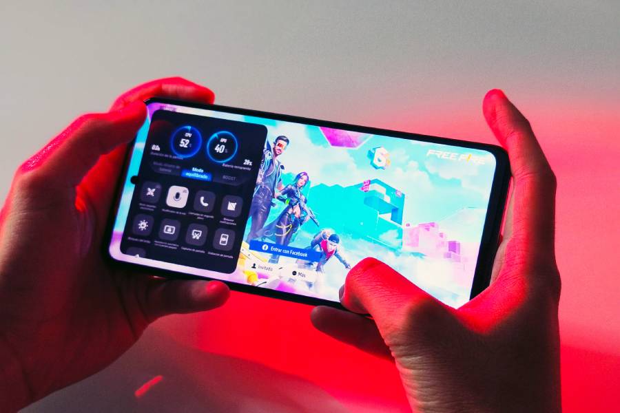 • El 49% de gamers prefiere el teléfono móvil para jugar frente a otros dispositivos. • Un smartphone para gaming debe contar con un procesador potente, una memoria RAM de 8GB en adelante y una pantalla Full HD con tasa de refresco superior a los 90 hz.