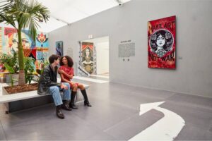 LG OLED y Shepard Fairey llevan el arte callejero al ámbito digital