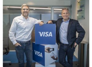 Pluxee y Visa se unen para lanzar tarjeta hecha con 100% plástico reciclado en Perú