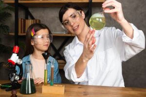 Día de la Madre: ¿Cómo fomentar la curiosidad y pasión por la ciencia en nuestros hijos? UTEC