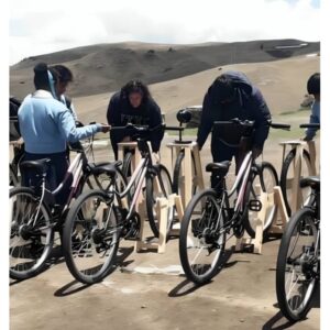 Estudiantes de UTEC crean bicicleta que genera electricidad con la rotación de las llantas