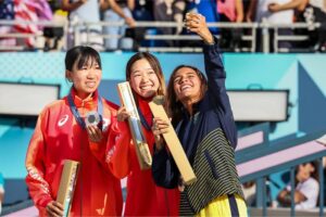 París 2024 Los medallistas comparten sonrisas de campeones con el Galaxy Z Flip6 Olympic Edition en sus primeros Selfies de la Victoria