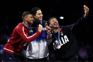 París 2024 Los medallistas comparten sonrisas de campeones con el Galaxy Z Flip6 Olympic Edition en sus primeros Selfies de la Victoria