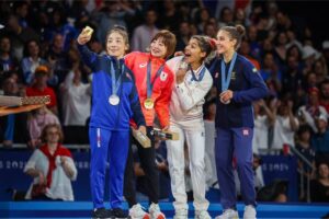 París 2024 Los medallistas comparten sonrisas de campeones con el Galaxy Z Flip6 Olympic Edition en sus primeros Selfies de la Victoria
