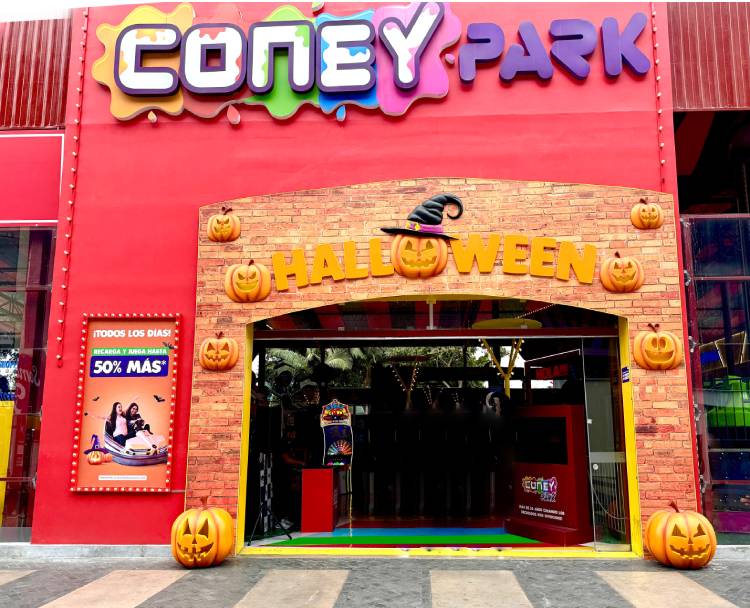 Por Halloween, Coney Park permitirá que las 100 primeras personas disfrazadas que visiten sus parques Coney Park San Miguel, Coney Active MegaPlaza y Coney Park Mall Sur el sábado 26 de octubre, puedan jugar gratis durante una hora desde las 10:00 am. Además, como parte de su divertida agenda, las familias que visiten los parques el 26 y 31 de octubre en la tarde podrán disfrutar de distintas actividades como Zona de Glitter Bar para que puedan realizarse increíbles diseños de caritas pintadas, DJ en vivo con música temática, animación, divertidos flashmobs y mucho más. Coney Park San Miguel es el parque emblemático de la cadena de entretenimiento, con más de 20 años y que, recientemente, renovó su oferta con más de 100 juegos, incluyendo los icónicos carritos chocones, el Gusanito y el Rockin' Tug. Además, tiene una nueva zona de Premios con diferentes sorpresas para grandes y chicos que se obtienen con los e-tickets obtenidos en los juegos de redención. Coney Active MegaPlaza es un parque que tiene una variada oferta de entretenimiento y ofrece a sus visitantes en su mayoría juegos de gran actividad física y también podrán encontrar, Carritos Chocones y una zona Arcade con diversos juegos de licencia como Minecraft, Jurassic Park, Pacman entre otros. Además, tiene una zona de Premios para que los visitantes canjeen diversas sorpresas. Coney Park Mall Sur ofrece una diversa oferta de juegos electromecánicos tales como carritos chocones, juegos masivos como un playground, juegos de estimulación temprana para los más pequeñitos y, asimismo, juegos de licencias exclusivas como: Walking Dead, Jurassic Park, MineCraft, entre otras. Un mes de diversión y terror a nivel nacional Esta celebración forma parte de la campaña “Halloween: Diversión Encantada” que se concentrará en sus tres principales parques: Coney Park San Miguel, Coney Active MegaPlaza y Coney Park Mall del Sur donde todos los visitantes podrán disfrutar de DJ en vivo, animación, así como un divertido recorrido de los icónicos personajes de la marca: “Tin y Tina” y mucho más. Estas activaciones serán el 26 y 31 de octubre. Además, el mismo 31 de octubre, se regalarán dulces a todas las personas que visiten cualquiera de los 34 parques a nivel nacional. Lugar: · Coney Park Plaza San Miguel: Boulevard Mantaro N°130 Urb. Pando, San Miguel. (1er nivel) · Coney Park Mall del Sur: Av. Pedro Miotta & Los Lirios, San Juan de Miraflores (4to nivel) · Coney Active MegaPlaza: Av. Industrial 3515, San Martín de Porres. (2do nivel) Dirigido a: Público en general.