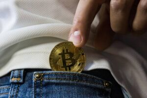 Ciberdelincuentes roban $485,000 en Bitcoin con software falso, alerta Kaspersky