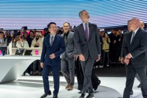 Rey Felipe VI de España inauguró el MWC 2025 y conoció las soluciones con IA de HONOR en su stand