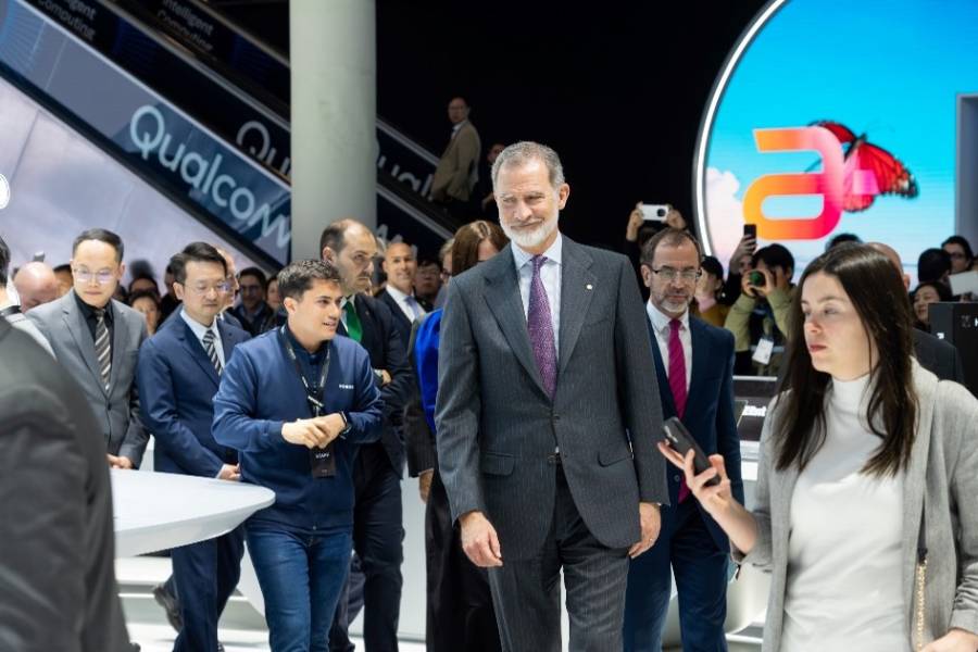 Rey Felipe VI de España inauguró el MWC 2025 y conoció las soluciones con IA de HONOR en su stand