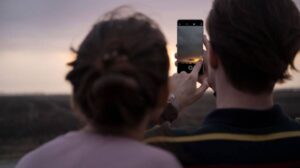 Modo cine en celulares: cómo la grabación móvil se acerca cada vez más al cine profesional vivo