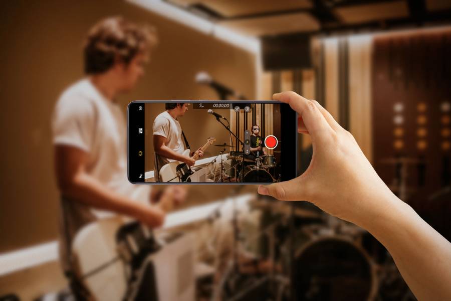 Modo cine en celulares: cómo la grabación móvil se acerca cada vez más al cine profesional vivo