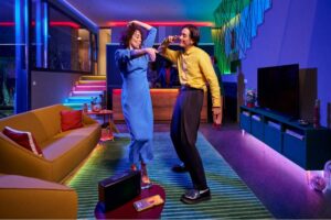 Sincronizar canciones con iluminación inteligente puede contribuir a momentos de felicidad Signify