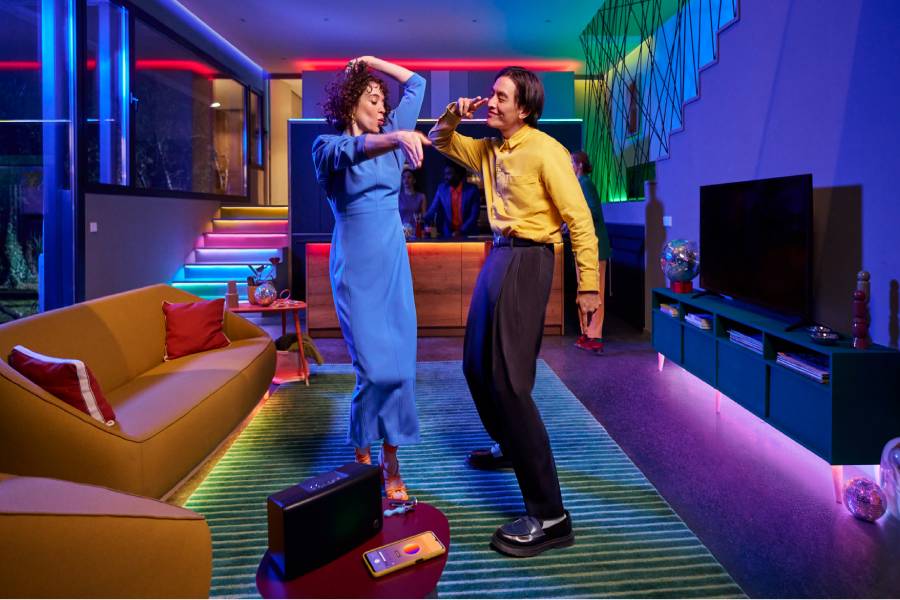 Sincronizar canciones con iluminación inteligente puede contribuir a momentos de felicidad Signify