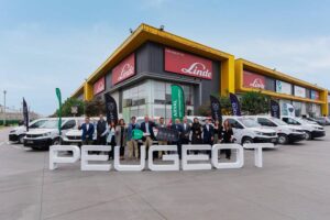 Arval Perú y Peugeot entregan flota de vehículos Partner a Linde High Lift para fortalecer su operación logística