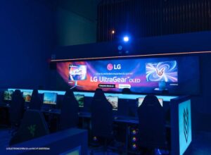 Recientemente se llevó a cabo la inauguración del Infinity Gaming Center en el Real Plaza Puruchuco, un innovador espacio dedicado al mundo del gaming y los Esports. Este centro, que se posiciona como el más grande de Latinamérica, combina tres grandes verticales: Gaming Center, Esports y Eventos. En esta nueva etapa, LG, reconocido líder por su innovación en tecnología de pantallas, reafirma su compromiso con la comunidad gamer y deportes digitales al proporcionar más de 50 equipos de alta gama, entre los que se incluyen monitores gamers y televisores ideales para videojuegos. Dentro de la variedad de productos presentados por LG en el Infinity Gaming Center, destacan los monitores LG UltraGear, como el modelo 24GS65F-B, con 25 unidades disponibles. Este modelo, con panel IPS, ofrece velocidad y precisión, siendo ideal para gamers que buscan una alta tasa de refresco y colores consistentes. Además, se presentó el LG UltraGear OLED 27GS95QE-B, con 20 unidades de este modelo, que se distingue por su negro más puro y velocidad definitiva, ofreciendo una experiencia visual de élite con 240Hz y 0.03ms. Para quienes buscan una experiencia más inmersiva, encontrarán 8 unidades del LG UltraGear Curvo 45GR75DC-B, con pantalla Dual QHD de 45” y una curvatura 1500R, es la opción perfecta, destacándose por su fluidez visual y su diseño envolvente. En cuanto a los televisores, LG también presentó su tecnología de última generación en el centro, con 22 unidades del modelo LG 43NANO80TSA, que incorpora la tecnología NanoCell, ofreciendo colores más puros y precisos, lo que lo hace ideal para los amantes del gaming. Asimismo, el centro cuenta con 2 ejemplares del LG 65QNED80TSA, un televisor con tecnologías Quantum Dot y NanoCell, y 8 unidades del LG 32" HD Smart TV, proporcionando opciones para todo tipo de jugadores, desde aquellos que buscan la máxima calidad de imagen hasta quienes prefieren un tamaño compacto sin sacrificar la tecnología avanzada. Con esta participación, LG refuerza su compromiso con el mundo del gaming y fomenta la profesionalización de los Esports, ofreciendo equipos de última tecnología que brindan a los jugadores una experiencia más dinámica y precisa. El Infinity Gaming Center se consolida como el lugar ideal para experimentar de primera mano lo mejor de la tecnología gaming, respaldada por la innovación y calidad que distingue a LG.