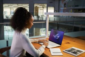 Cuatro aspectos a considerar para elegir una laptop optimizada por la IA ASUS