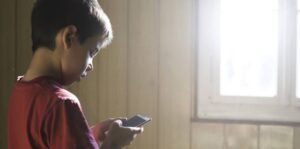 ESET Cómo reducir el FOMO: estrategias efectivas para padres