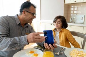Para el papá que no se detiene: ¿cuáles son las actividades que requieren un mayor uso del celular? vivo