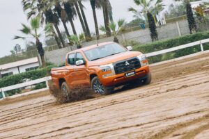 Challenge Accepted: ‘Caballo vs. Carro’, el duelo que desató la adrenalina en el Club Hípico Peruano en su 89° Aniversario Mitsubishi