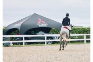 Challenge Accepted: ‘Caballo vs. Carro’, el duelo que desató la adrenalina en el Club Hípico Peruano en su 89° Aniversario Mitsubishi