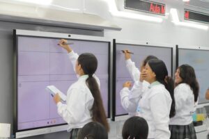 Minedu y Huawei llegan a la San Martin con el Aula Móvil.
