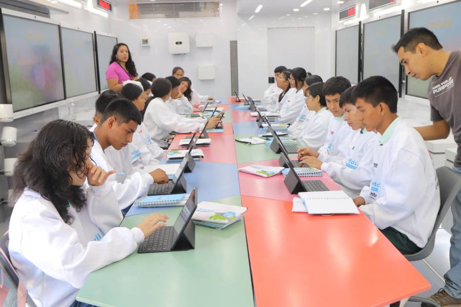 Minedu y Huawei llegan a la San Martin con el Aula Móvil.