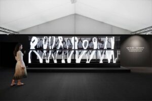 Frieze Londres 2025: El artista Do Ho Suh presentó su innovadora propuesta de arte digital en televisores OLED transparentes