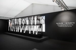 Frieze Londres 2025: El artista Do Ho Suh presentó su innovadora propuesta de arte digital en televisores OLED transparentes