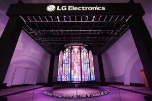 LG sorprende en APEC 2025 con un gran candelabro compuesto por 28 televisores OLED transparentes