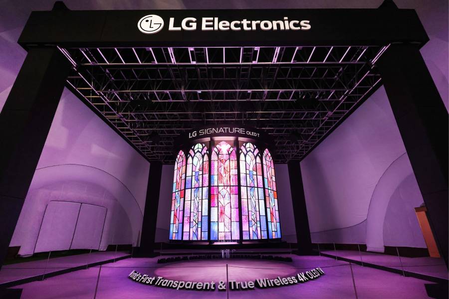 LG sorprende en APEC 2025 con un gran candelabro compuesto por 28 televisores OLED transparentes