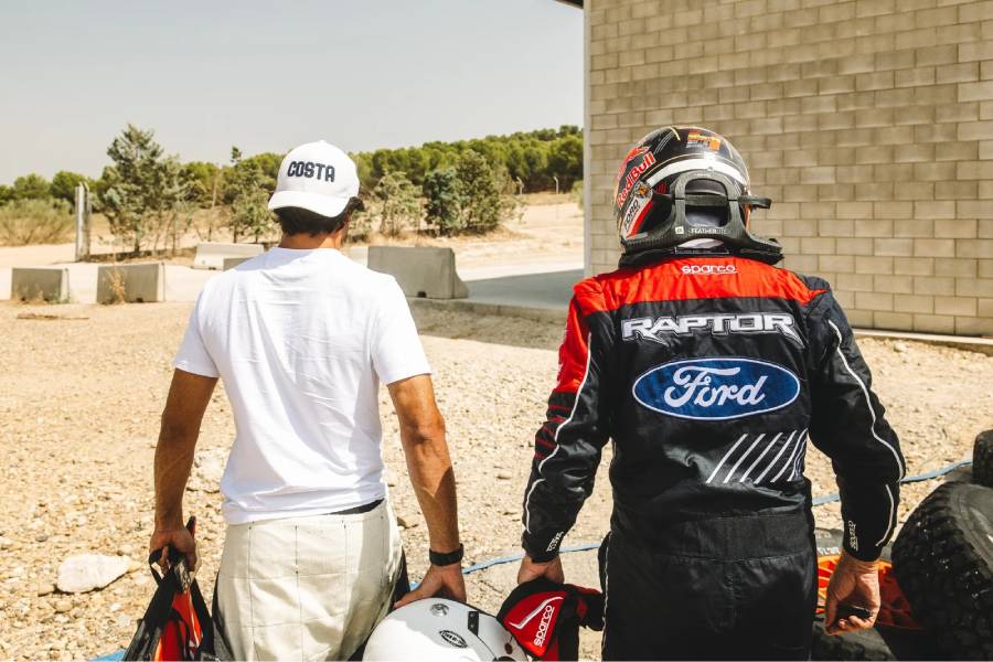 Legado en el desierto: Carlos Sainz y su hijo ponen a prueba la Ford Raptor T1+