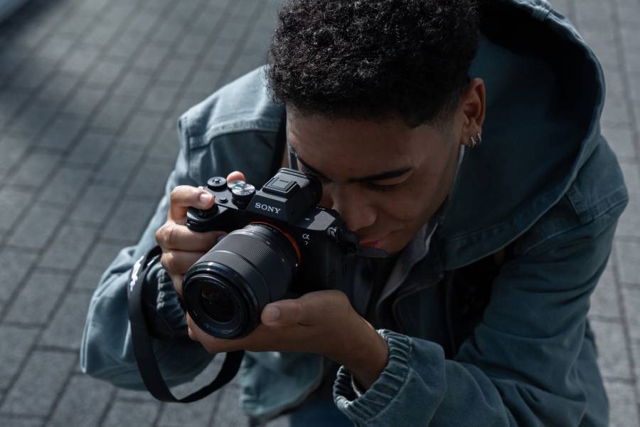 Sony Electronics lanza la cámara Sony Alpha 7V y el lente FE 28-70mm F3.5-5.6 OSS II