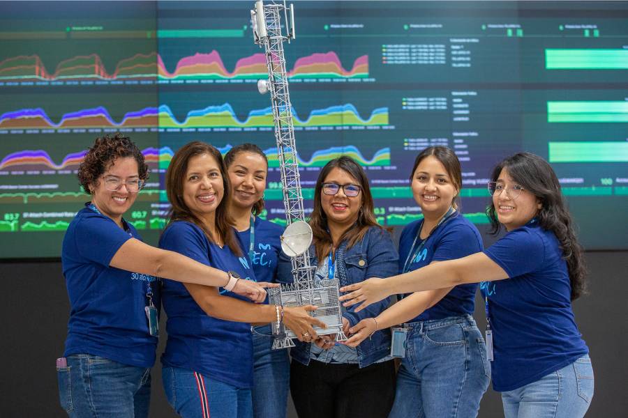 8M: Ingenieras de Movistar inspiran a adolescentes a elegir carreras tecnológicas en el Perú