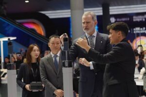 Rey Felipe VI de España inauguró edición 20 del MWC y conoció el HONOR Robot Phone y el ecosistema AIoT de HONOR