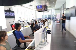 Solo el 13 % de los jóvenes en Lima se siente preparado para trabajar con IA USIL