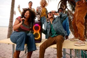 El karaoke se reinventa en casa: una tendencia que crece impulsada por apps y dispositivos portátiles JBL