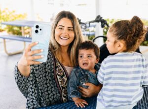 OPPO Día de la Madre: El 63% de las madres latinas usa su celular más de lo que esperaba: 3 maneras de aprovecharlo al máximo