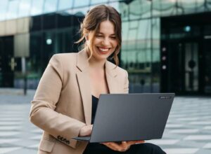 Acer presenta la TravelMate P6 14 AI, una laptop empresarial ultraligera