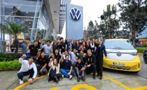 El legendario Bus de Volkswagen cumple 75 años y la travesía que lo celebra hizo escala en Lima
