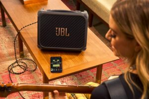 JBL lanza en Perú el BandBox Trio, amplificador portátil con IA