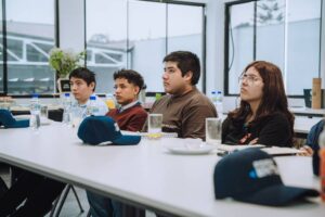 Ford Perú recibe a los estudiantes del programa Ford en una jornada práctica sobre datos y tecnología