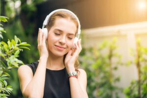 ¿Audífonos, headphones o parlantes? Qué tener en cuenta para elegir el dispositivo de audio ideal iShop